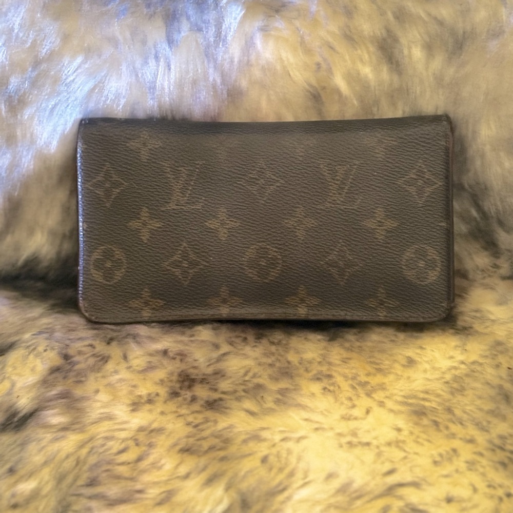 - Louis Vuitton Monogram
Porte Monnaie
Zippy Long Wallet/Preloved - Picture 1 of 16